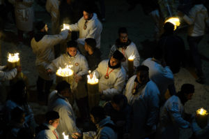 Devotos con el tradicional saco blanco y gorro de terciopelo negro.