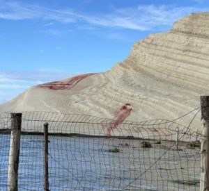 Scala dei Turchi mit Rot bestrichen