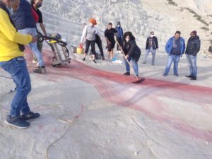 Vrijwilligers aan het werk om de Scala dei Turchi . op te ruimen