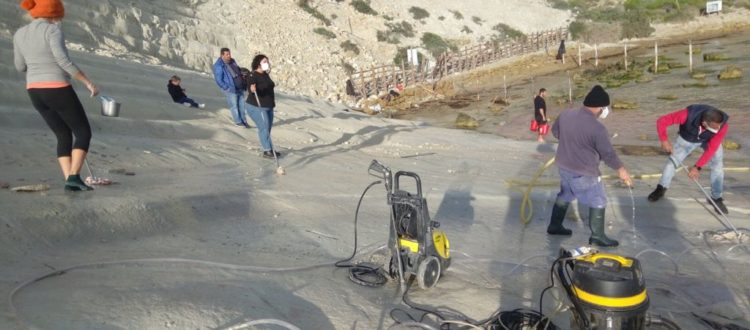 Ripulita la Scala dei Turchi