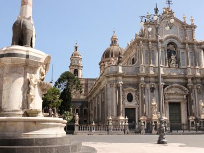 Scopri Catania tra arte barocca, cultura e street food unico. Da Villa Maria a Giarre bastano 30 minuti per vivere il cuore autentico della Sicilia.