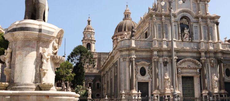 Scopri Catania tra arte barocca, cultura e street food unico. Da Villa Maria a Giarre bastano 30 minuti per vivere il cuore autentico della Sicilia.