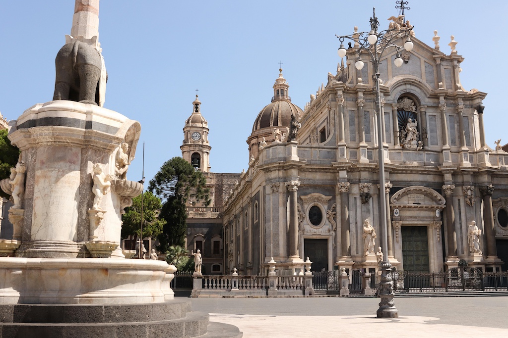 Scopri Catania tra arte barocca, cultura e street food unico. Da Villa Maria a Giarre bastano 30 minuti per vivere il cuore autentico della Sicilia.